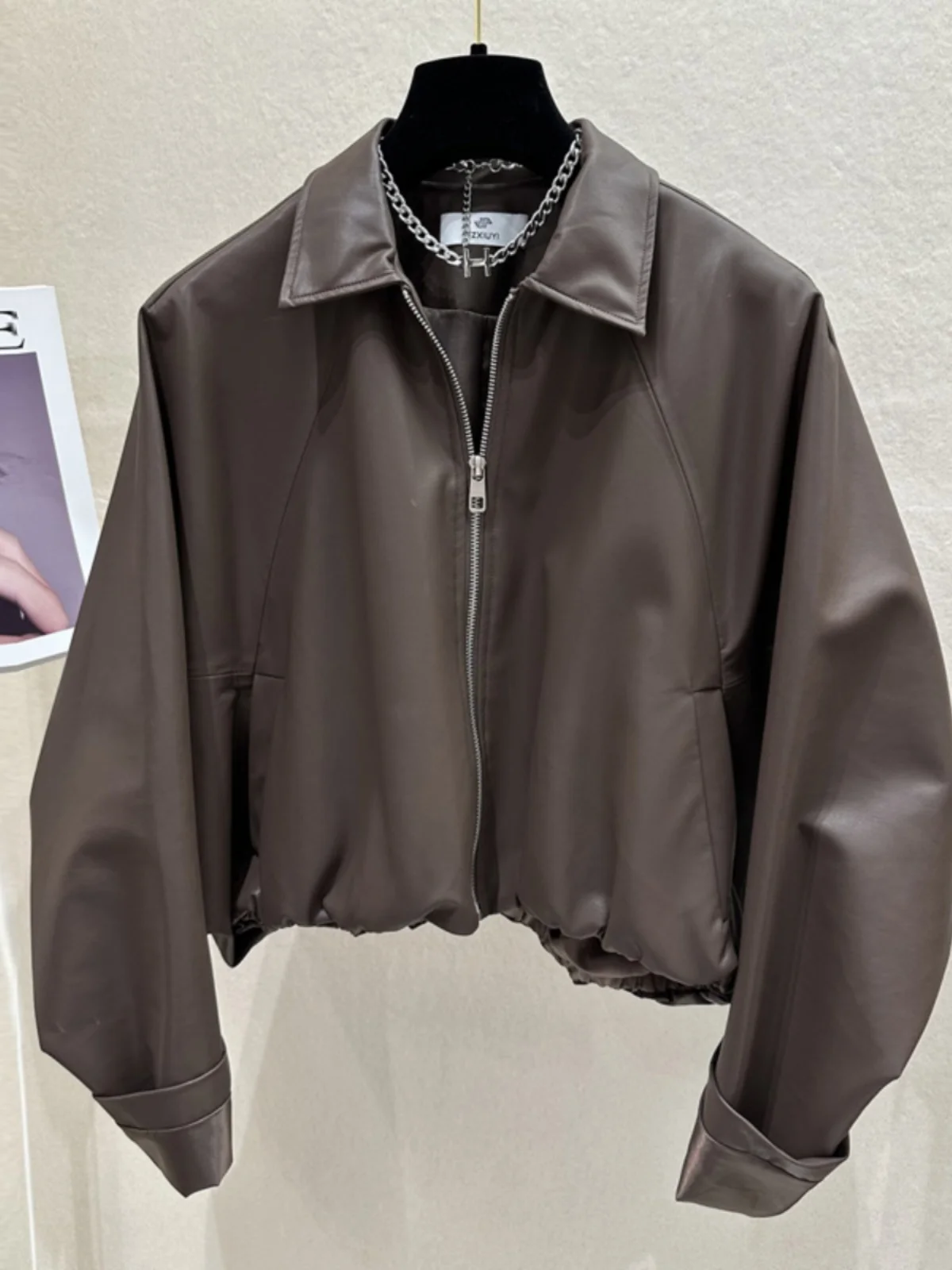 

Элегантная женская куртка из искусственной кожи в стиле ретро, свободного кроя, укороченная, с воротником-стойкой и плиссированным подолом, весна 2025, модный городской стиль