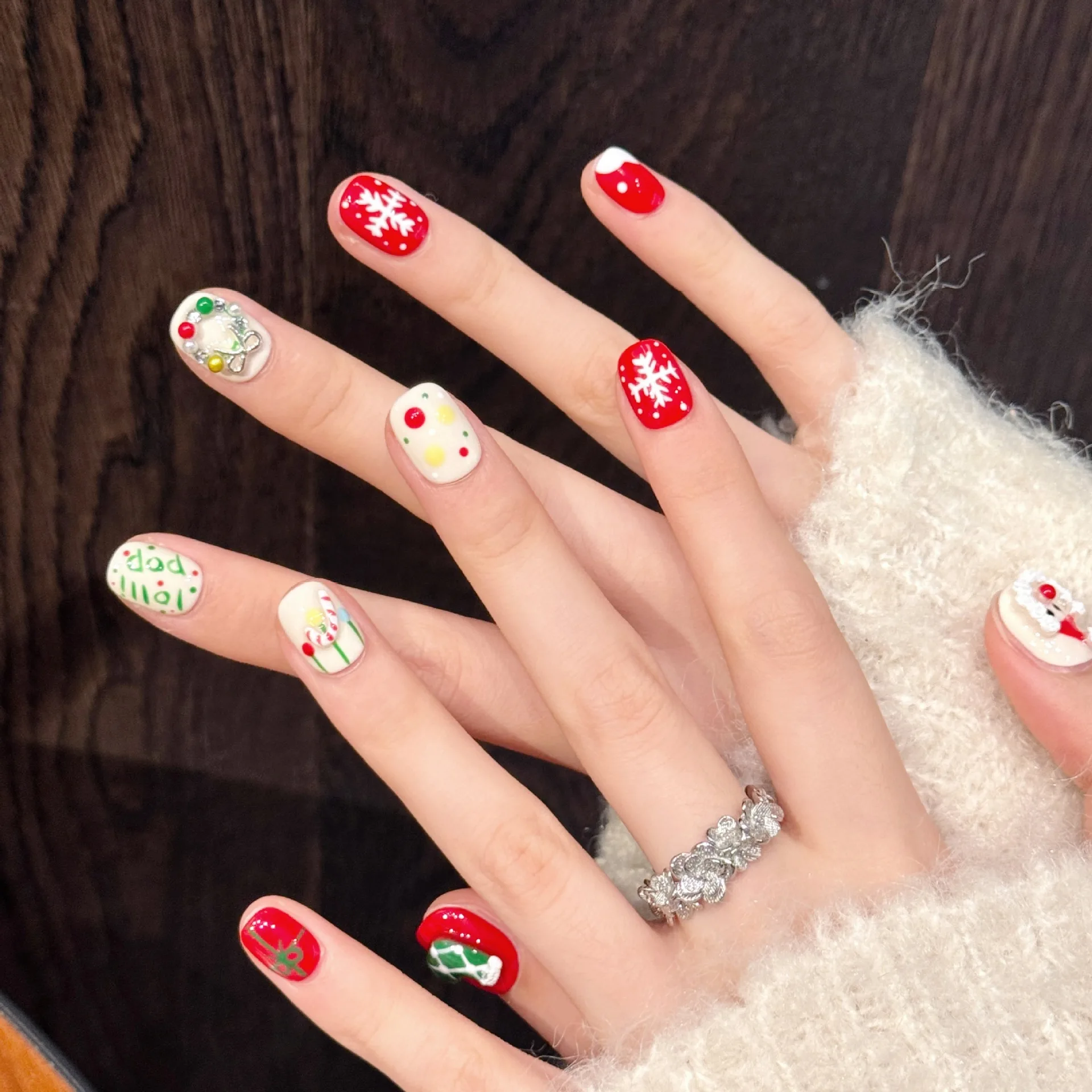 YH001-46 Handmade 10pcs Press on Nail Christmas wreath, cute hand-painted snowflakes fake nail patch
