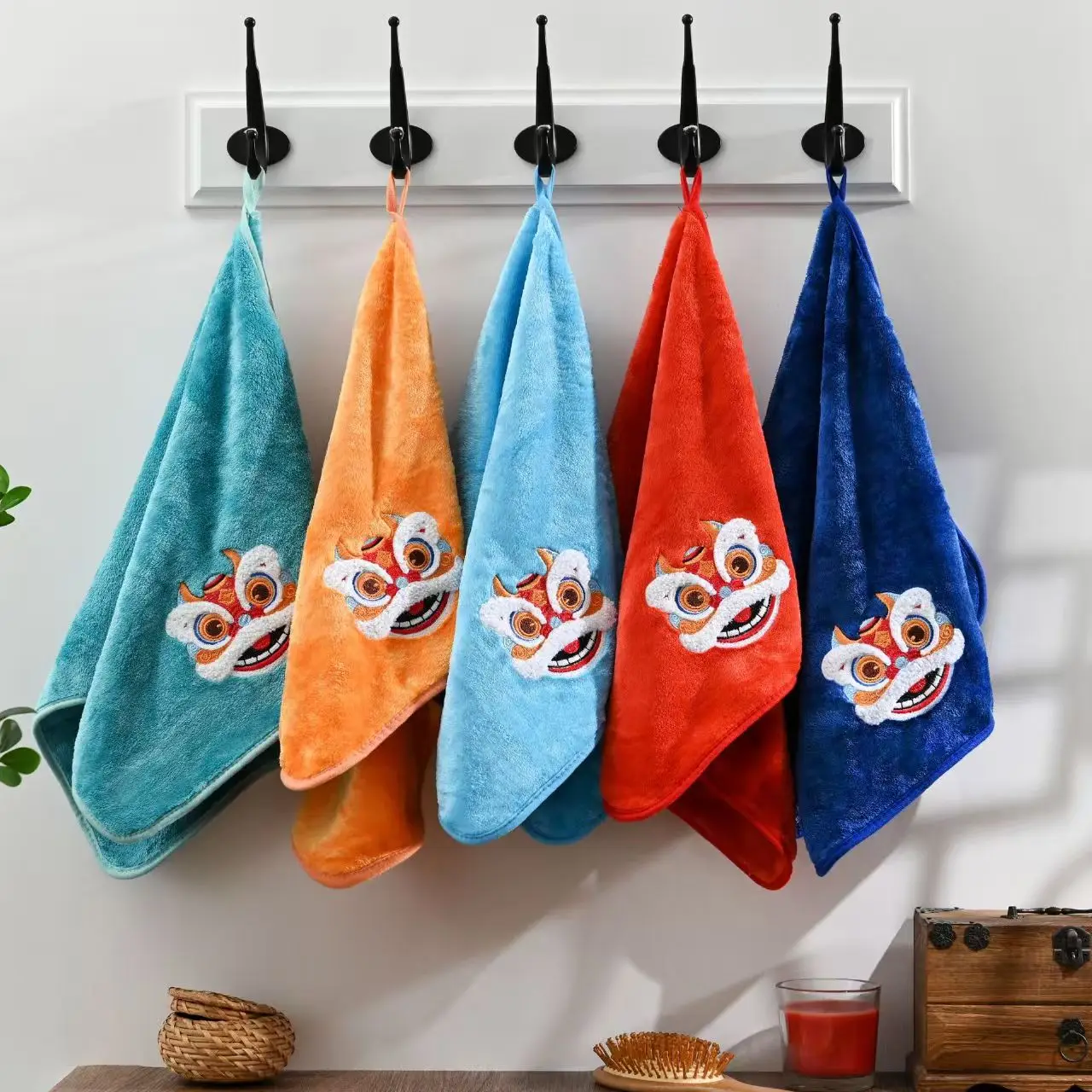 1/3 pack, colors shipped randomly. Lion dance element embroidered lion dance towel, cartoon coral fleece, highly absorbent, thickened, hangable kitchen and bathroom towel, soft, comfortable, skin-friendly, breathable,