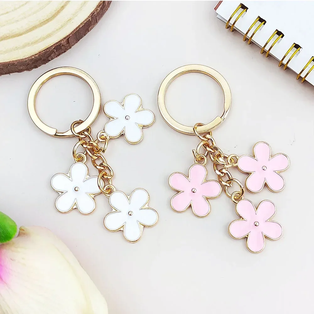 Enamel Daisy Keychains Cute Three Flower Pendant Keyring Purse Car Key Chains Accessories For Women Girls Party Jewelry Gift