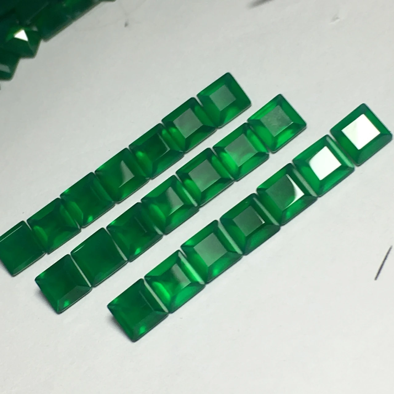 

10шт квадратной огранки 3*3-4*4 мм зеленый агатовый камень