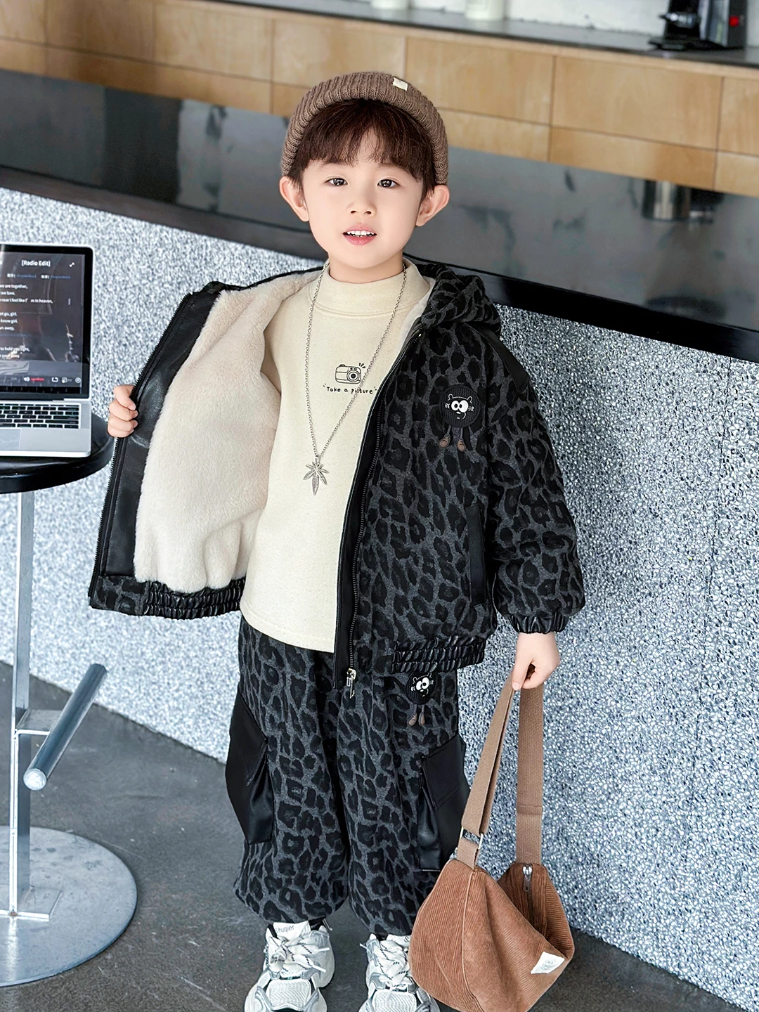 

Thiened Fce для мальчиков, комплект-бомбер с леопардовым принтом, джинсовый комплект и брюк, уличная одежда, осенне-зимняя повседневная спортивная одежда, модная одежда из двух предметов