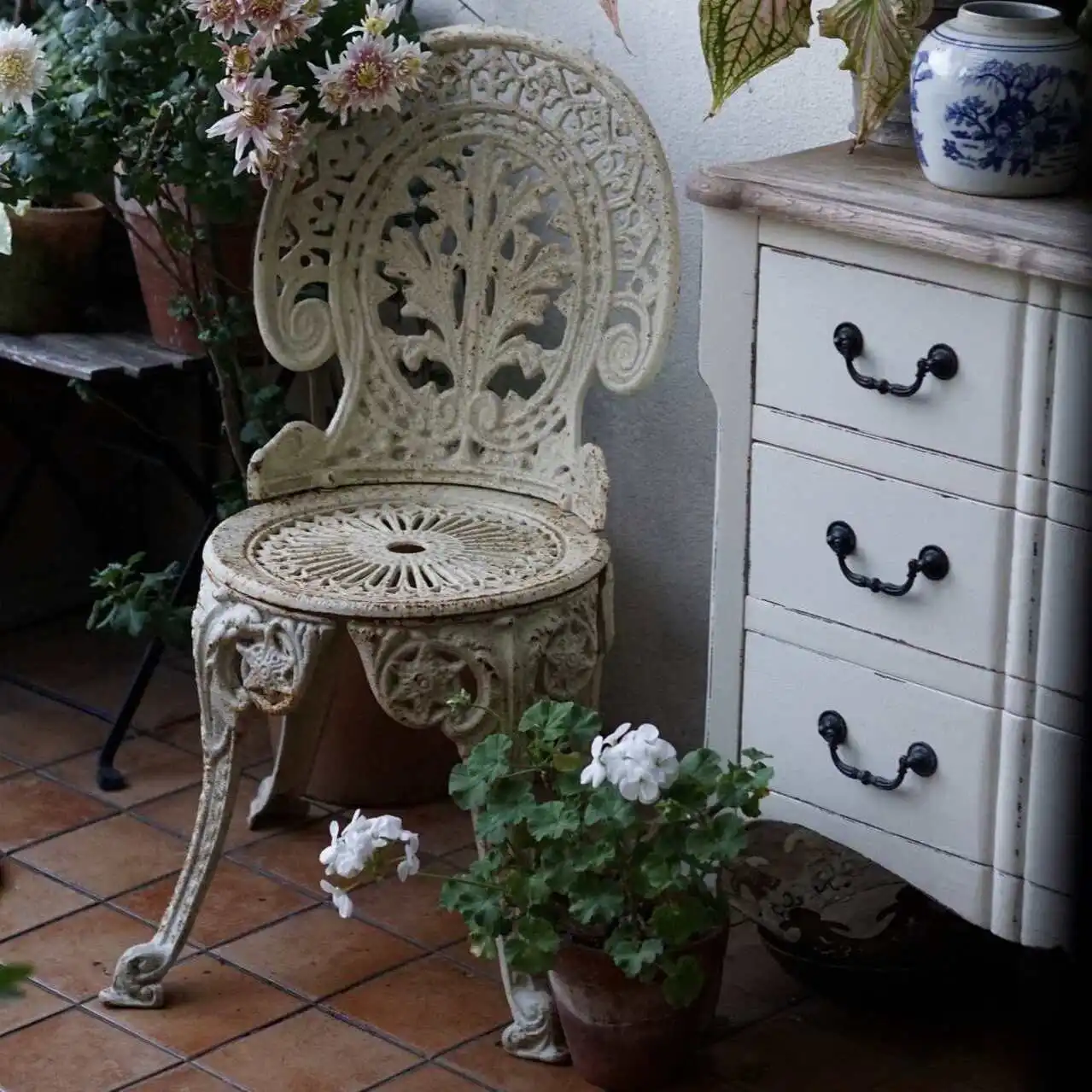 Cast iron maple leaf chair outdoor courtyard decoration retro old balcony terrace table and chair leisure