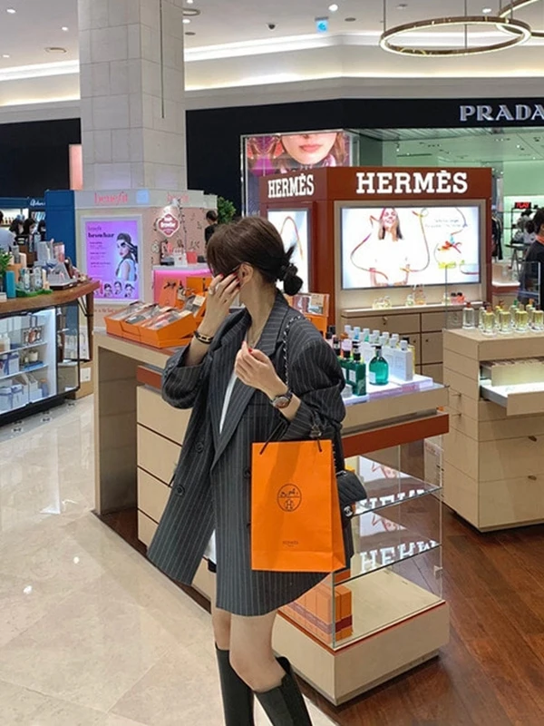 سترة أنيقة فضفاضة بخطوط عصرية مع حزام على الطراز الهونغ كونغي الرجعي الأنيق ملابس خارجية نسائية عملية غير رسمية