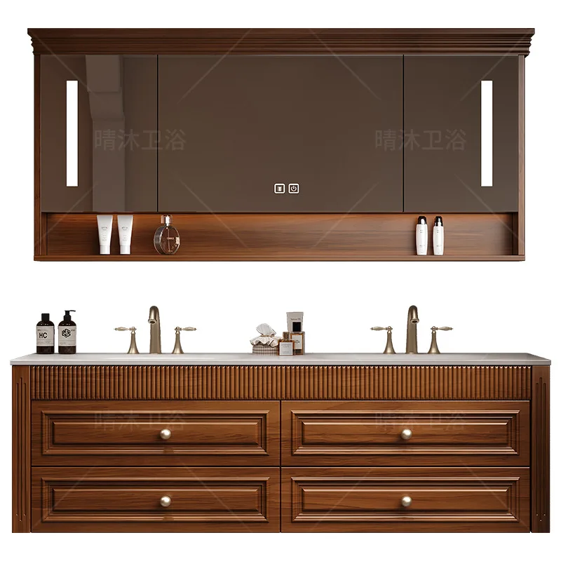 

Комплект мебели для ванной комнаты в стиле французского ретро: тумба из дуба с интегрированной раковиной из каменной плиты, изготовленной методом горячей гибки.