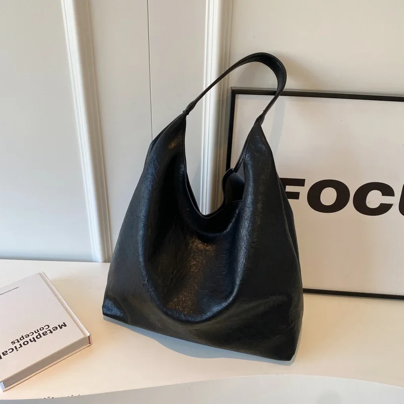 

Large-capacity tote bag for commuting to work. Large-capacity style. Fall and winter bestseller. Designer new release. PU materi