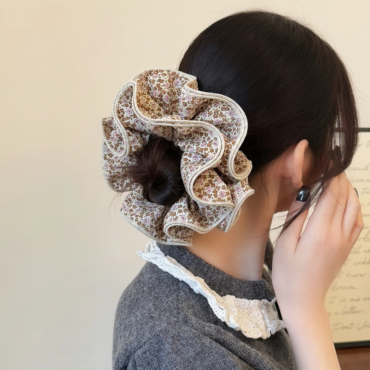 Hot Selling 4 Layer Flower Print Scrunchies Retro Farmhouse Hem Edge High Stretch Hair Ties for Women Low Bun Ponytail