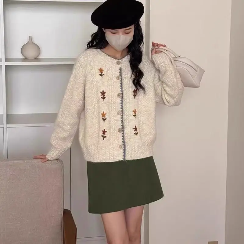 

Soft and Sticky Design Round Neck Flower Embroidered Cardigan Sweater Coat Women's Autumn/Winter New Style Top