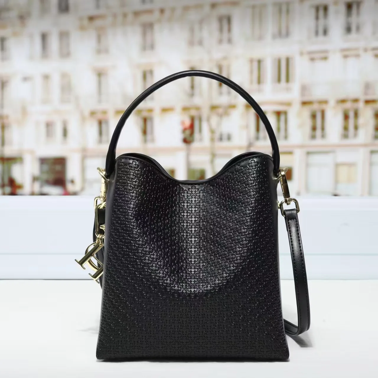 

CHCH Trendy Women's Simple and Versatile Handbag Retro Fashion Classic Embossed Bucket Bag Crossbody Women's Bag