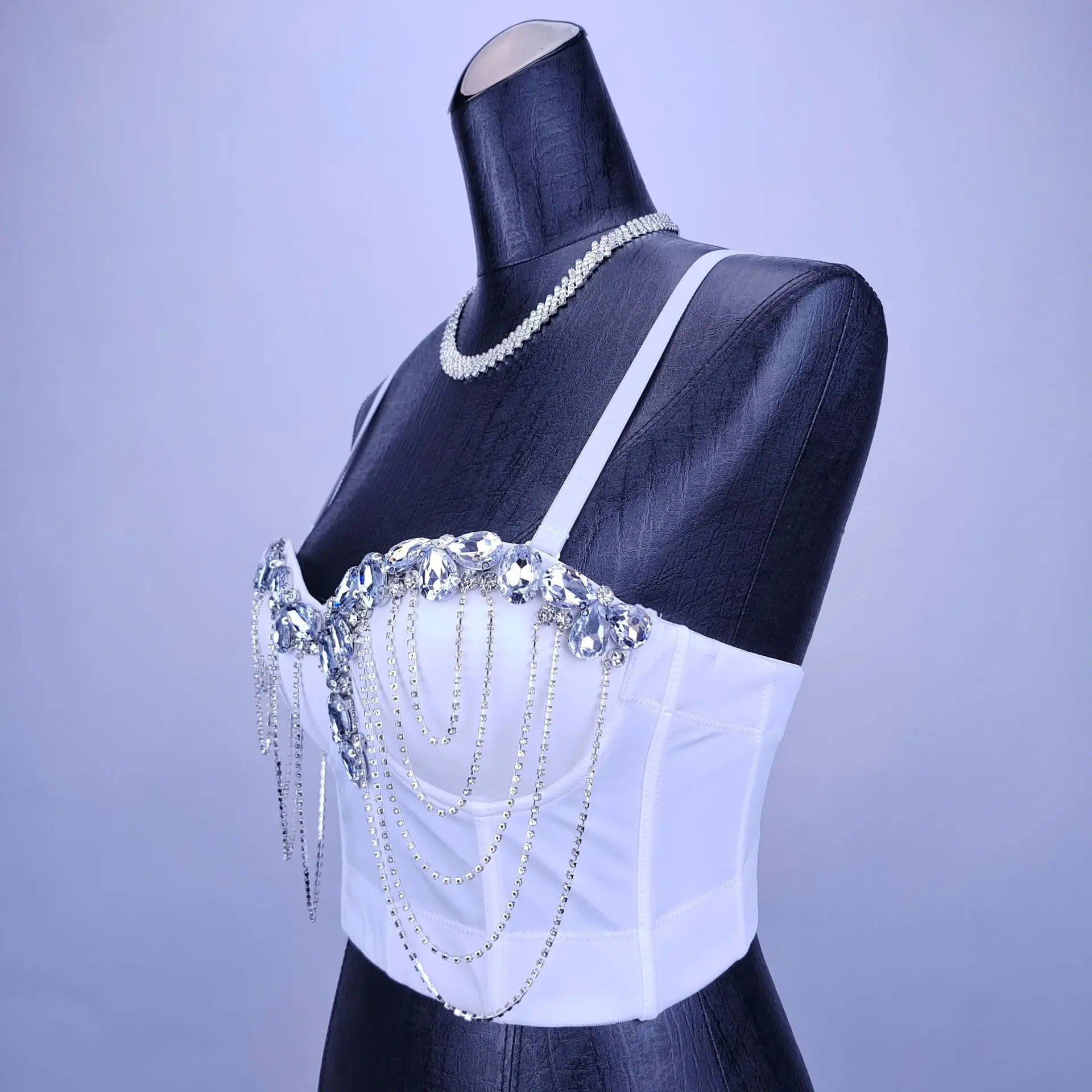เสื้อชั้นในดีไซน์ฟิโบนที่สวมใส่สบาย พร้อมแผ่นรองที่ถอดออกได้ ทรงเข้ารูป แต่งพู่ระบาย สายคล้องไหล่ไขว้แบบถอดได้