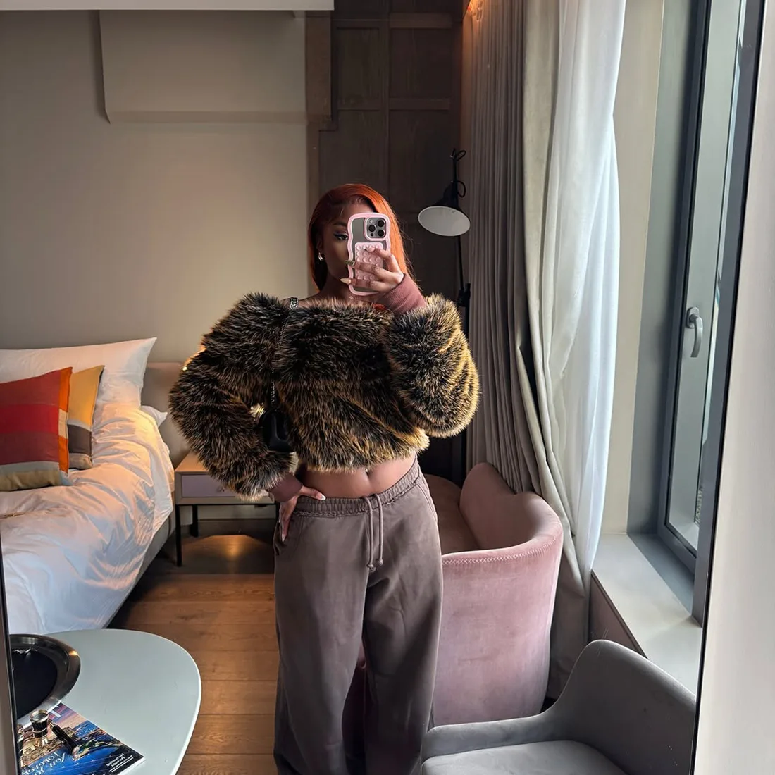 المألوف مثير واحد الكتف قصيرة الفراء سترة المرأة أعلى النمط الأوروبي الخريف الشتاء وصول جديد ملابس الشارع الشهير غير رسمية