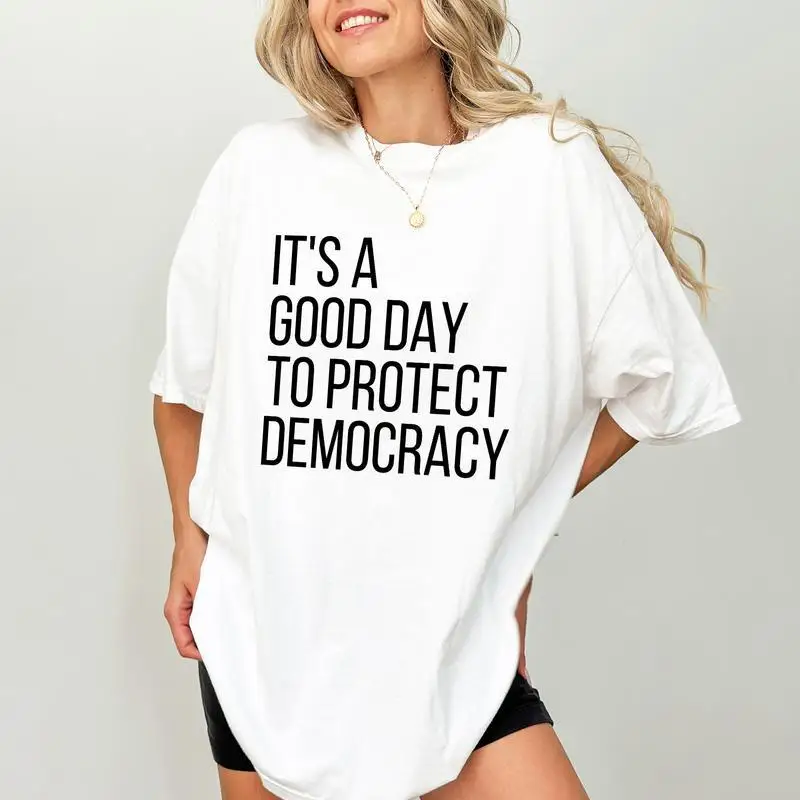 

Oversized T-shirt with "IT'S A GOOD DAY TO PROTECT DEMOCRACY" Slogan Print, Casual Streetwear for Women, Loose Fit Crew Neck Top