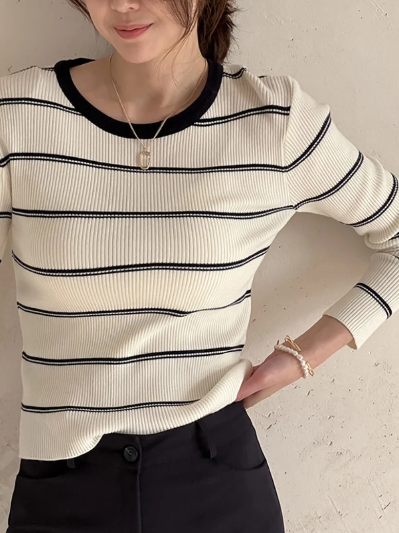 

Chic Women's Knitted Long Sve round Ne Striped Slim Fit Base irt Autumn Sle Faionable Ladies' Top Quali Material
