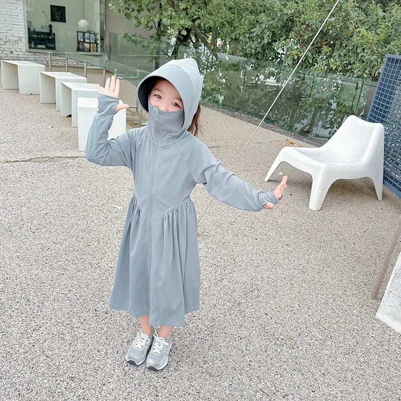 ملابس الفتيات الواقية من الشمس لصيف 2025 معطف جديد للأطفال من الحرير الجليدي خفيف الوزن يسمح بالتهوية ملابس طويلة لتكييف الهواء