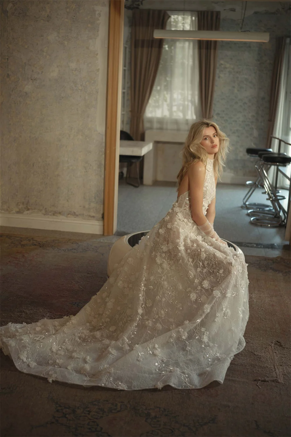 Suknia ślubna Kyoto z koronkowymi aplikacjami w kolorze kości słoniowej, z odkrytymi plecami i dekoltem typu halter, trenem zamiatającym, suknie wieczorowe 2025