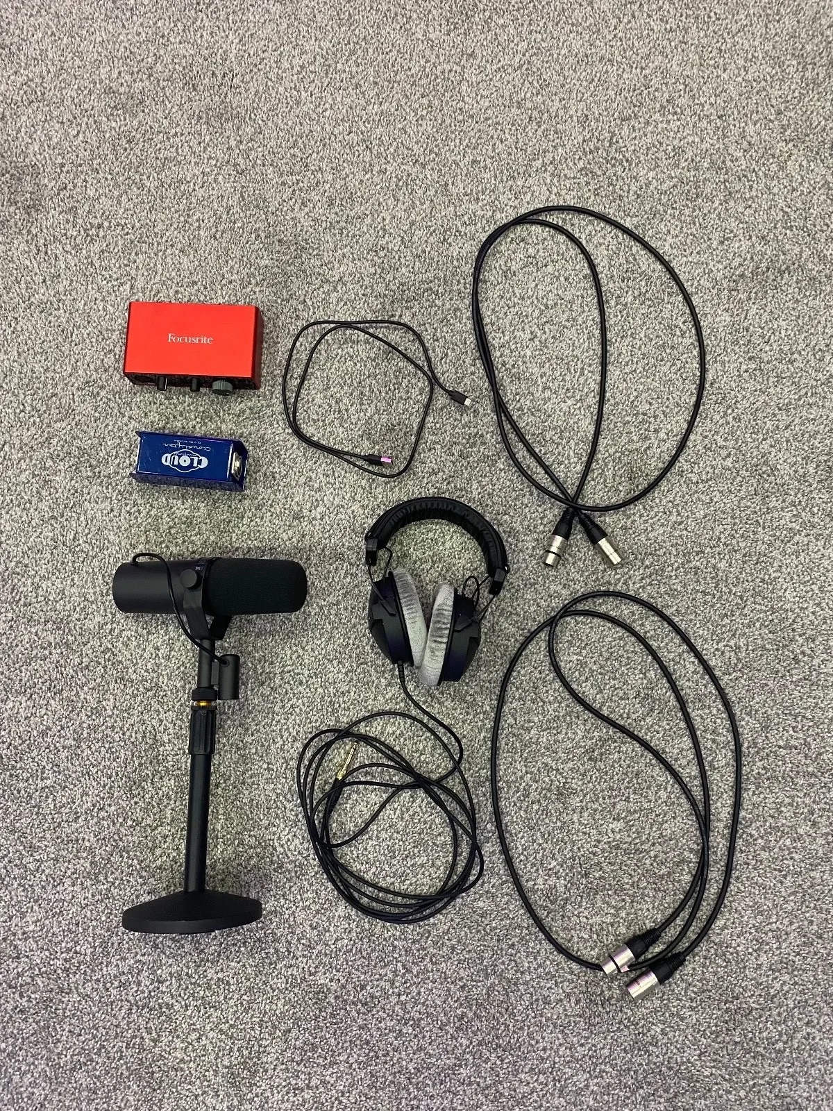 

Shure SM7B Bundle Cloudlifter CL1 Focusrite Scarlett Solo DT 770 Pro 80 Ohm Set