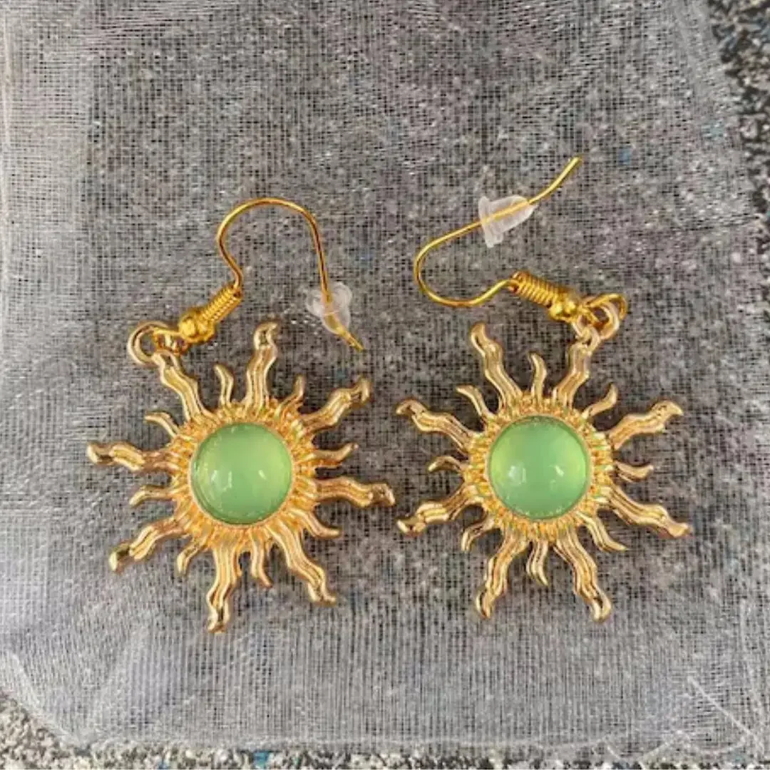 Vintage Sun Earrings Women Fashion Bohemian Jewelry Accessories Green Stone Gothic Gold Color Sun Pendant Cold Wind Ear Hook New