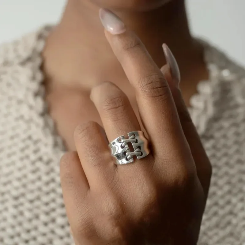 A knotted wide ring, fashionable, suitable for engagement, marriage and daily life, universal accessory for all seasons - no box