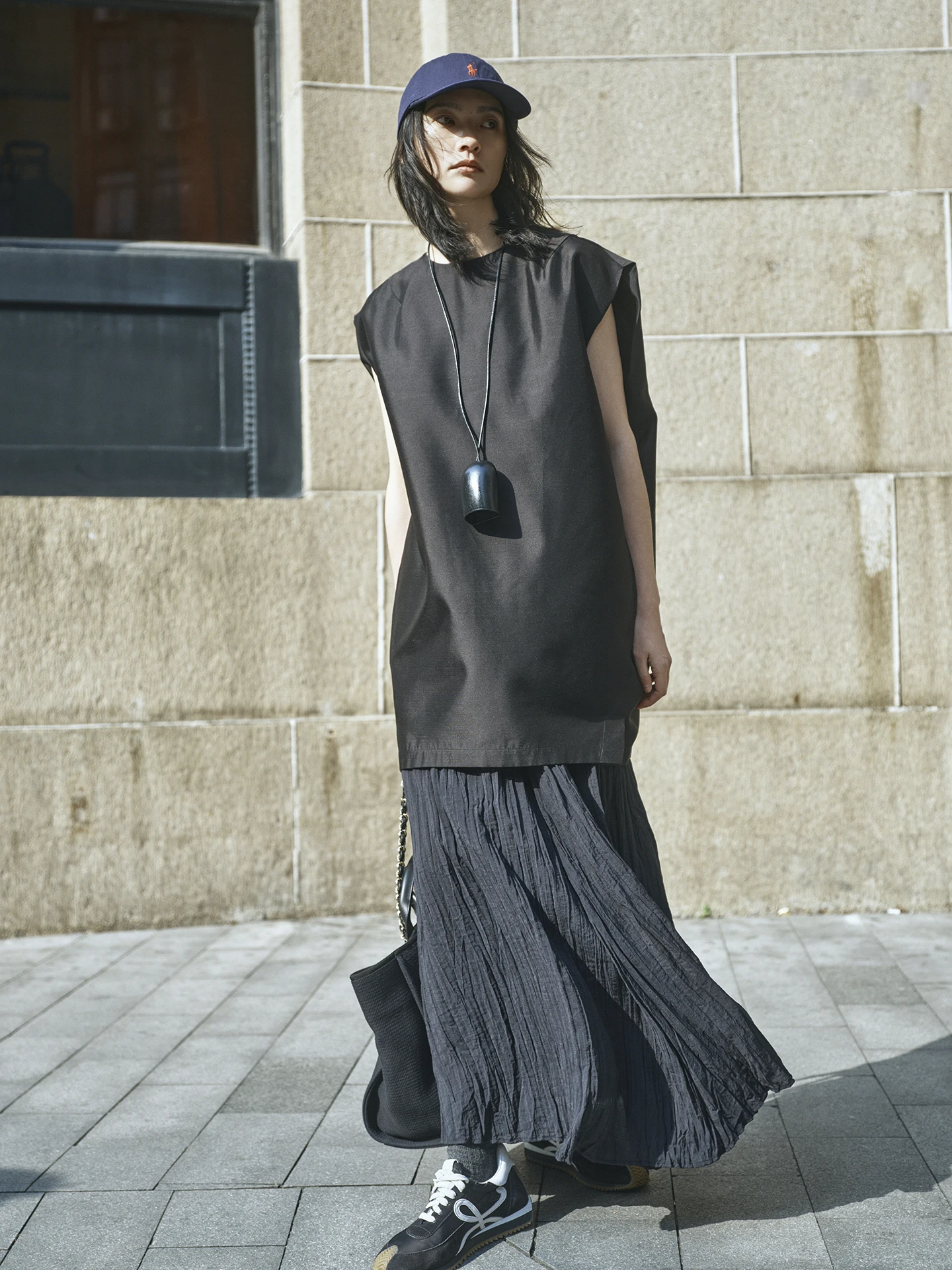 

YVONE LIU Шелковый свободный жилет черного цвета без рукавов для женщин: модный минималистичный топ для молодежи и женщин среднего возраста