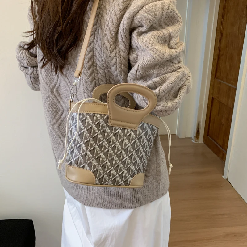 

Классическая женская сумка через плечо Вневременной дизайн Высококачественная строчка Прочная вместительная подходит для всех предметов первой необходимости Покупки Путешествия