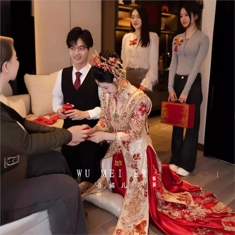The new heavy-duty Chinese-style wedding dress features phoenix crowns red robes and dragon