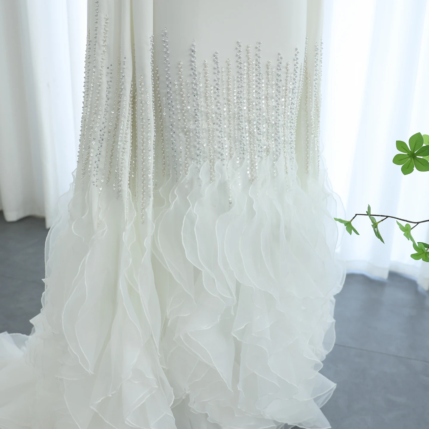 Sharon Said Luxuriöse Meerjungfrauen-Abendkleider in Nude mit Cape-Ärmeln und gestuften Rüschen für arabische Hochzeitsfeiern SS440 Maßanfertigung – Detail 23