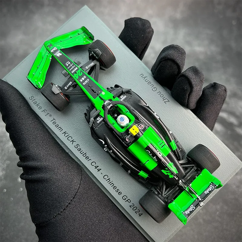 شرارة 1:43 متوفرة في المخزون، تشو قوانيو 2024 محطة شنغهاي Sobo C44 F1 نموذج محاكاة مصغر من الراتنج لسيارة السباق، زخارف للبالغين #4