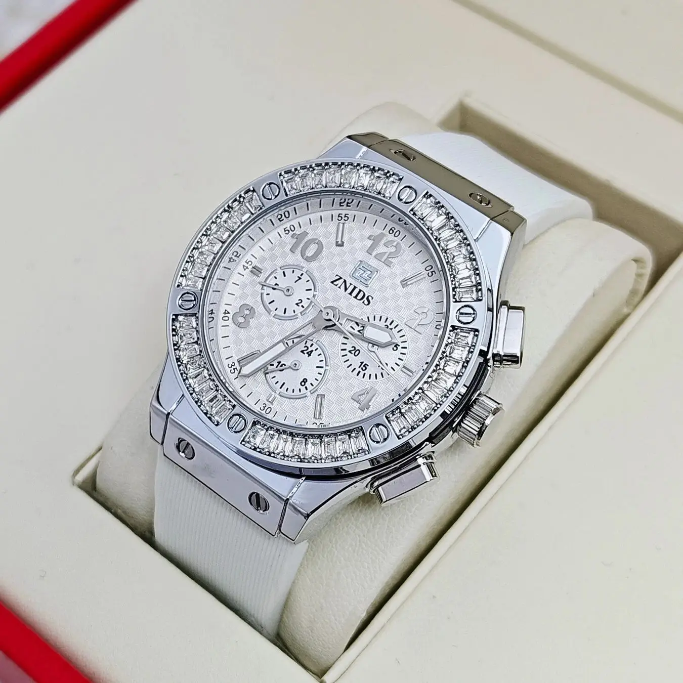 Fashionable Men's Watch with Diamond Inlays, High-Quality Finish, Skin-Friendly and Durable Silicone Strap, Classic Punk-Style Quartz Watch for Men, a Must-Have Item for Trendy Street Style, Precise Timekeeping