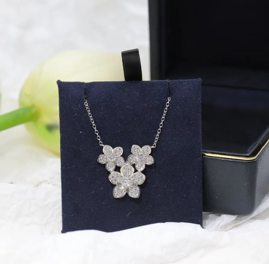 A large plum blossom three-flower zircon full diamond necklace with a simple and elegant collarbone chain