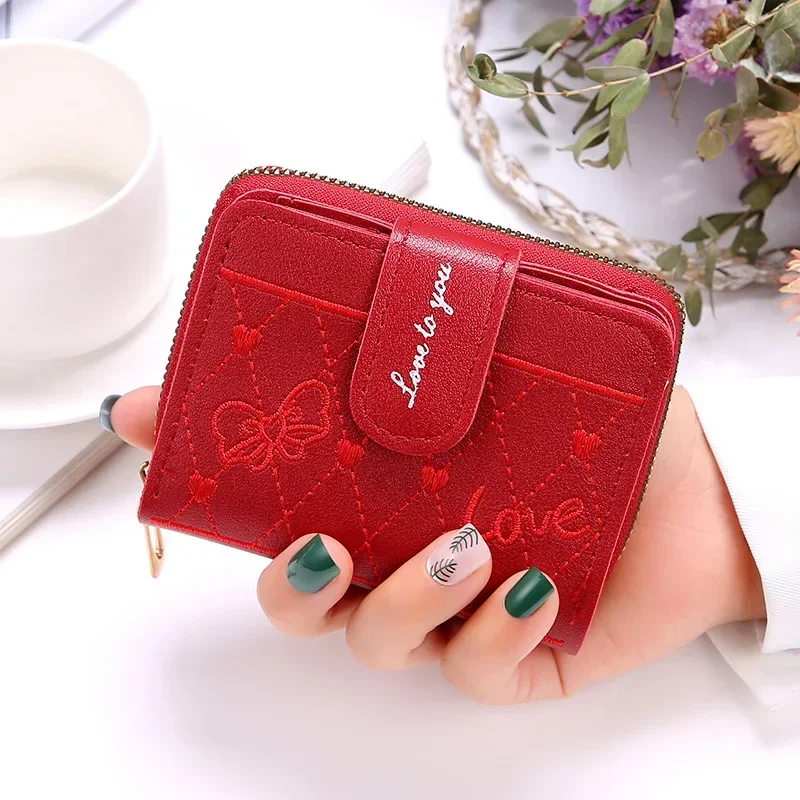 Cartera corta para mujer, moda 2023, Simple, nuevo, pequeño cerrojo, versátil, Color corazón, bolso de mano con cremallera, monedero con hebilla, bolso femenino