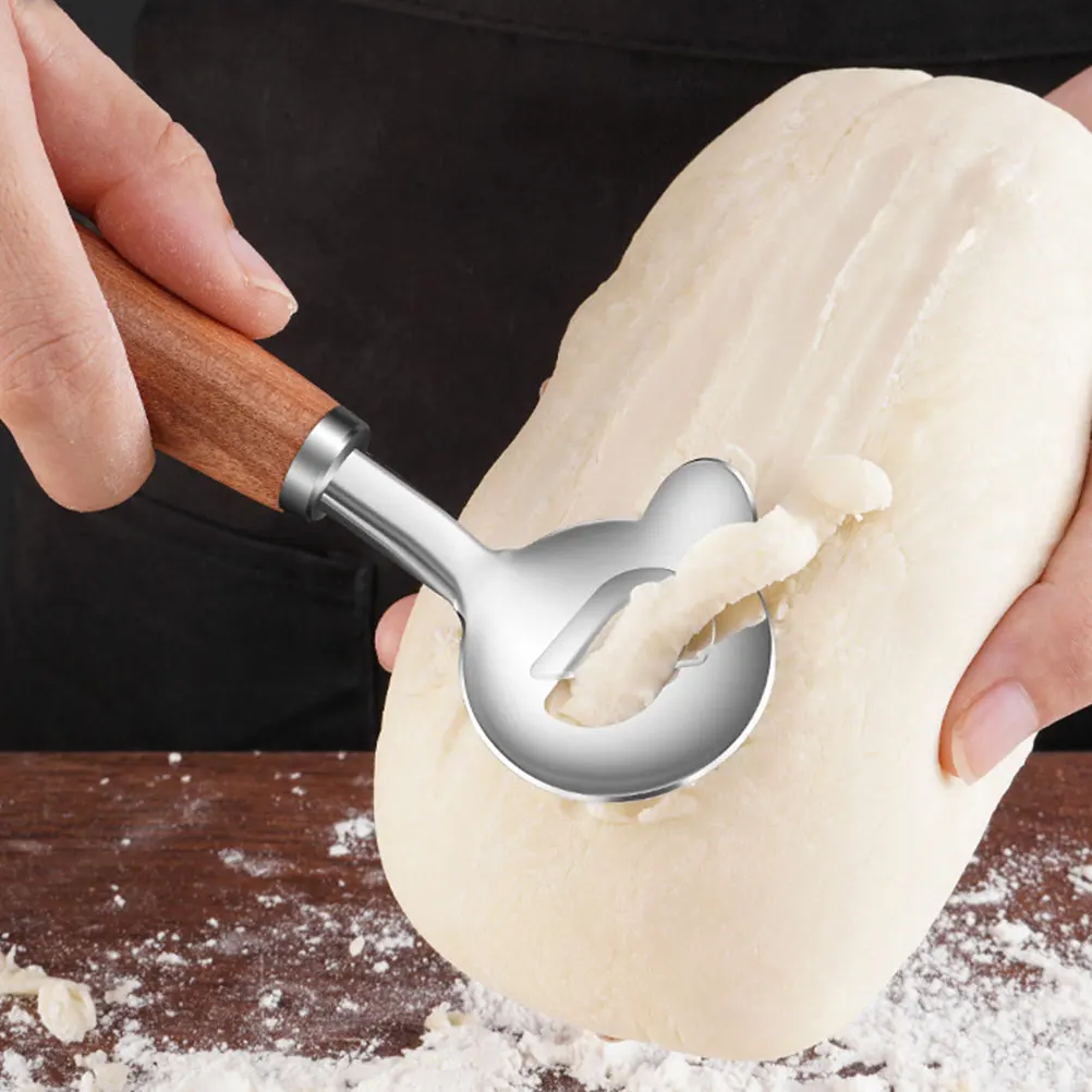 

1 Set Of Stainless Steel Sliced Noodles Cutter With Wooden Handle For Home Kitchen Use Non-Slip Dough Cutting Tool Baking Noodle
