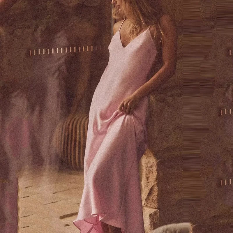 فستان نسائي صيفي 2025 بتصميم أنيق من الساتان بطول متوسط وخصر مرتفع بدون أكمام وياقة على شكل V تنورة طويلة بأسلوب عملي قطعة واحدة