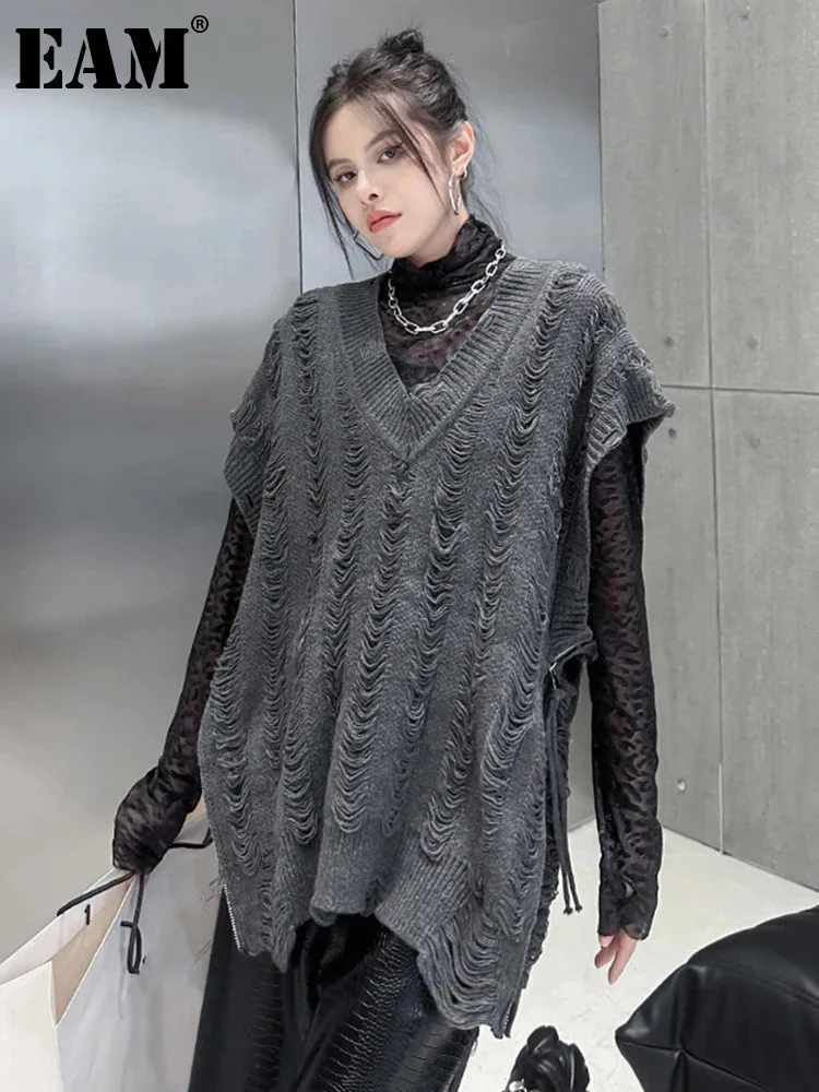 [EAM] Gray Hollow Out Big Size Knitting Sweater V-Neck Sleeveless Women Pullovers New Fashion Tide Spring Autumn 2025 1DH7163