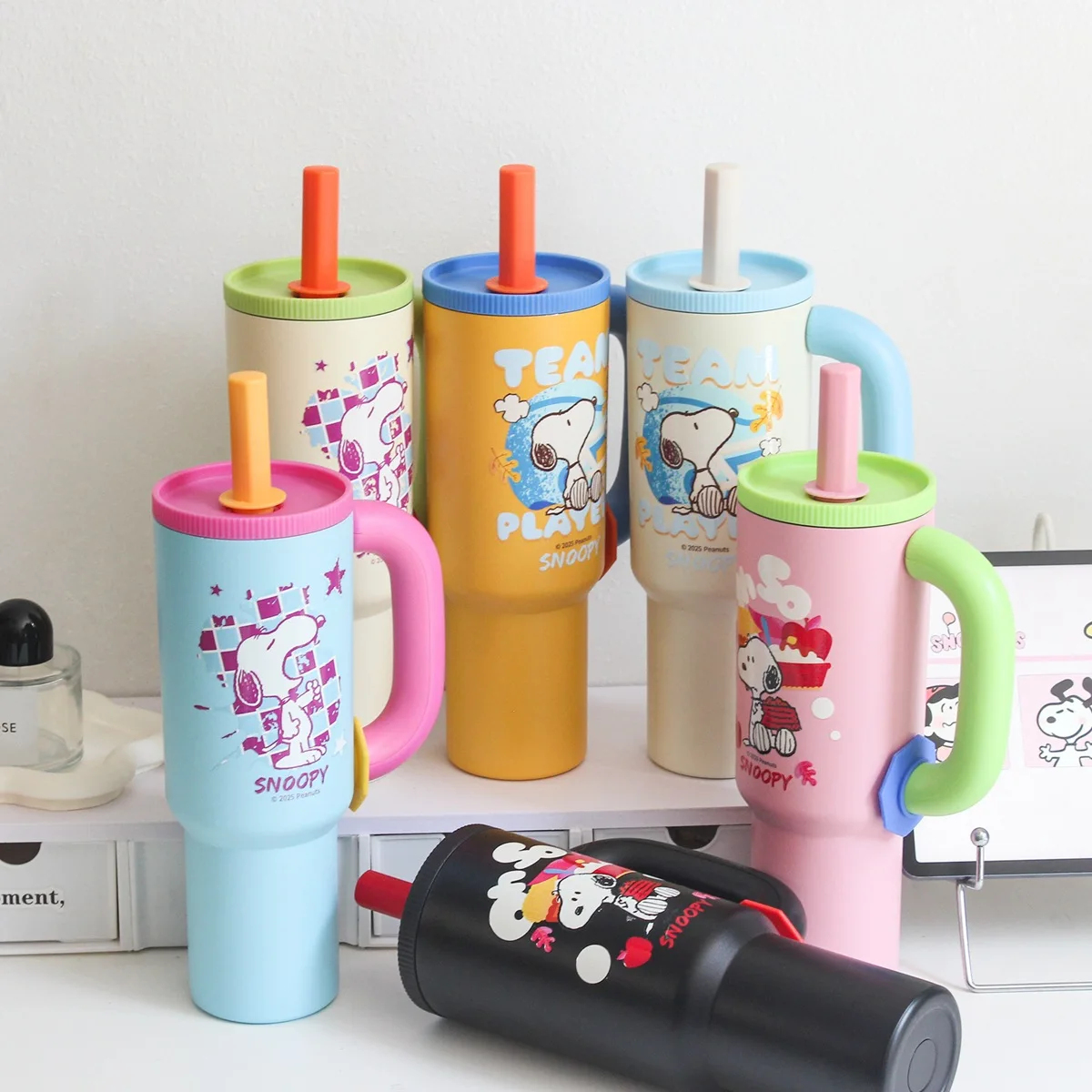 

Kawaii Snoopy 304 Изолированная чашка из нержавеющей стали 1200 мл Вакуумная чашка Y2K Портативная дофаминовая ручка Модная керамическая чашка для воды Big Mac