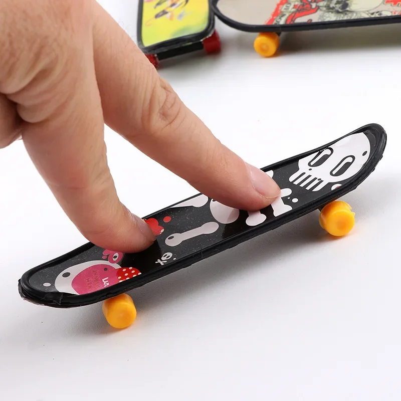 1 stks willekeurige kleur kinderen vinger skateboards auto desktop speelgoed plastic creatieve mini skateboard auto speelgoed
