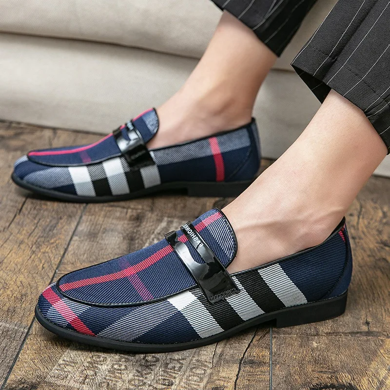 

Men's plate-sized fashion shoes, checkered hairstylist, men's British pointed-toe trendy casual shoes, and loafers on one foot