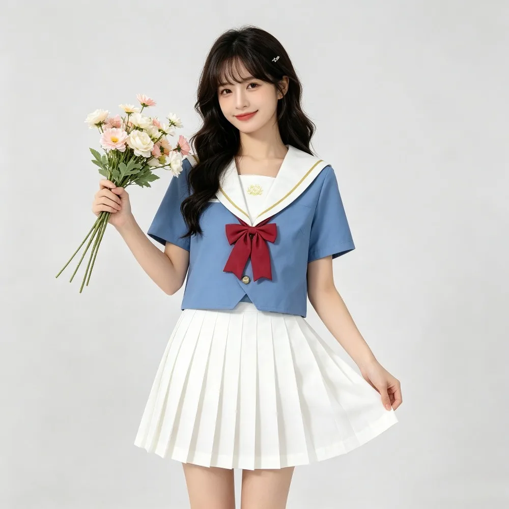 ライトブルーの桜柄セーラー服、日本の女子高生制服、大学のプリーツスカート、キャンパス卒業式や普段着に
