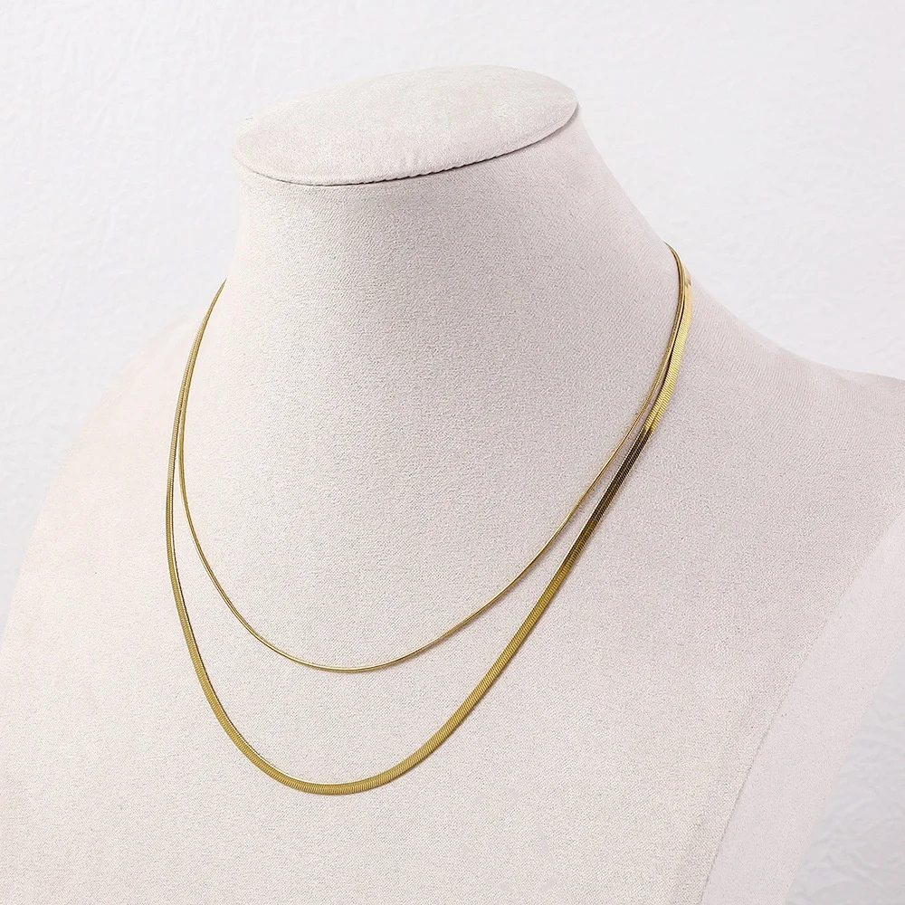 Einfache goldfarbene Edelstahl-Mehrschicht-Halskette, gestapelte Schlangenkette für Damen, modischer Titanstahlschmuck. – Detail 2