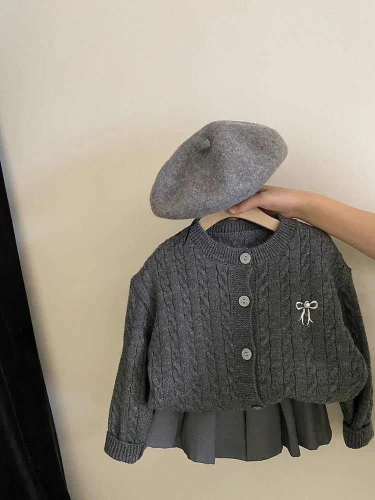 Maglioni ragazza fiocco Cardigan lavorato a maglia cappotto allentato autunno nuova moda gonna a pieghe 2024 abbigliamento per bambini dolce a righe