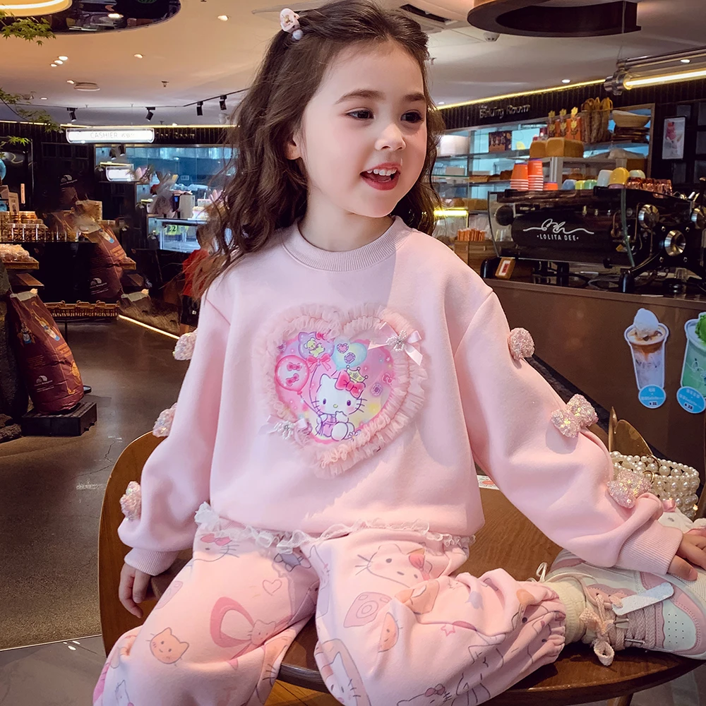 

Теплый флисовый розовый комплект из 2 предметов для девочек, новинка 2025 года, зимний кружевной пуловер HelloKitty, топ + спортивные штаны с эластичной резинкой на талии, роскошная детская одежда