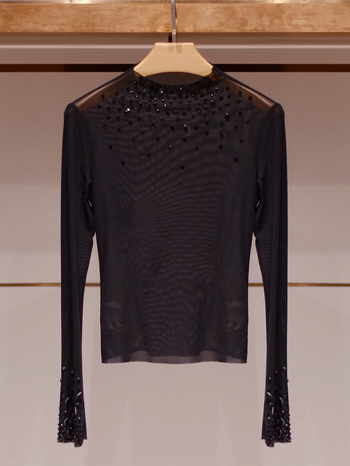

Элегантный черный трикотажный топ с длинным рукавом, высоким воротником и стразами, приталенный, для повседневной носки