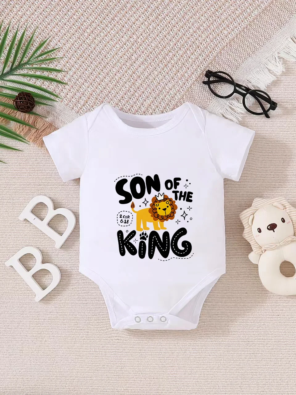 Baby short-sleeved triangle bodysuit, fun letter print, button design, easy to care for, suitable for new parents.