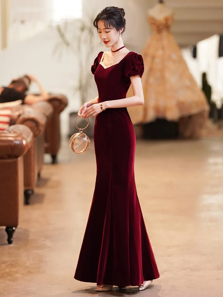 

A new long velvet dress in fish-tail wine red for toasting and elegant style light luxury banquets