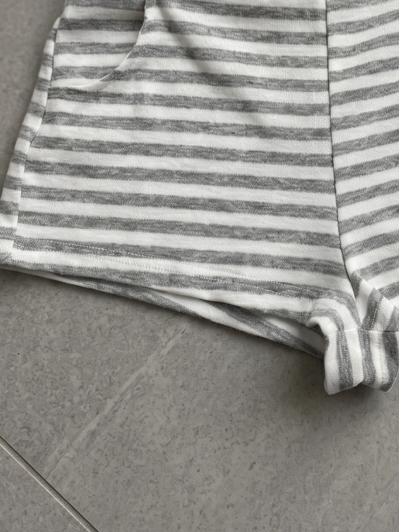 Sommerliche Basic-Shorts für Damen mit hoher Taille, Harajuku-Stil, einfarbig schwarz, grau gestreift, mit zwei Knöpfen an der Vordertasche, elastischem Bund, lässige Hose. – Detail 15