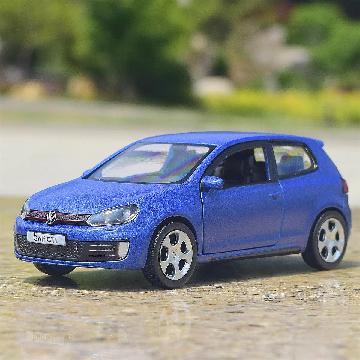 

Volkswagen Golf GTI Simulation Diecast & Toy Vehicles Pull Back Car & Doors Open RMZ city 1:36 Alloy Model Gifts For Children