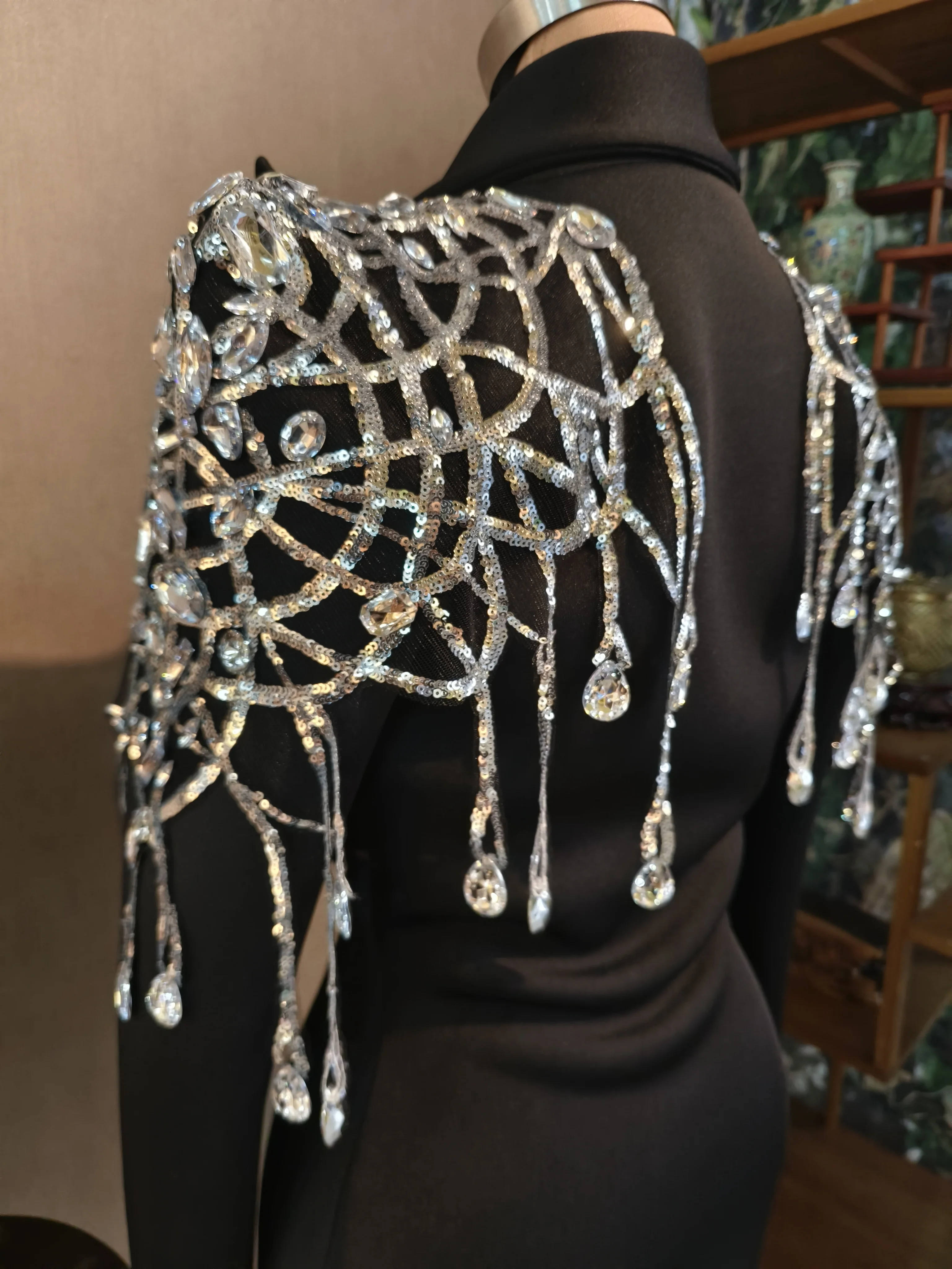 Mini robe avec chaînes en cristal scintillant, couleur noire, col de costume à la mode, robe de soirée d'anniversaire, boîte de nuit, robe d'activité de chanteur