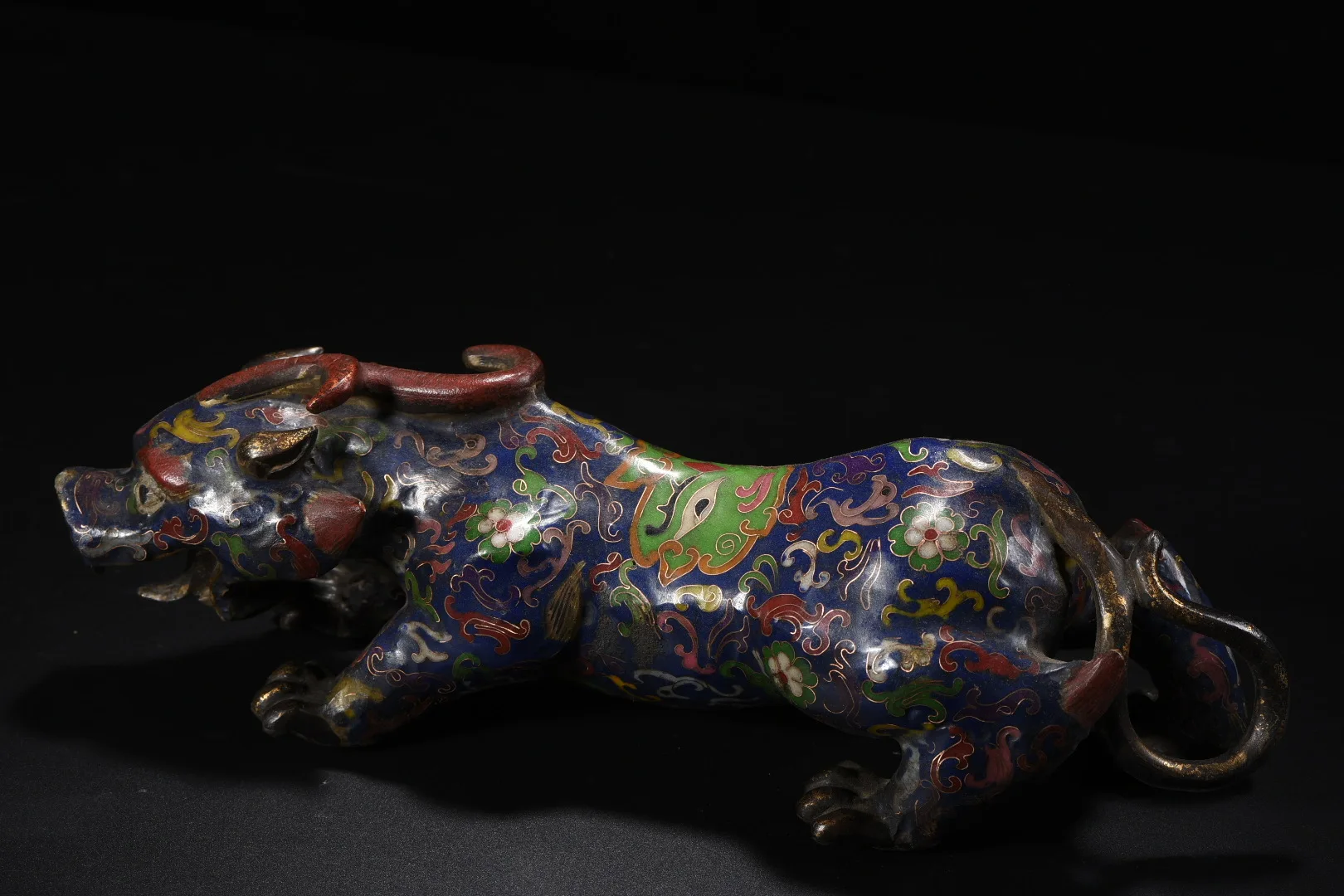 

Собрание тибетских народных артефактов: старинная бронзовая статуэтка Пи Сю с эмалью клуазоне, мифические существа, оберег для дома, украшение для накопления богатства