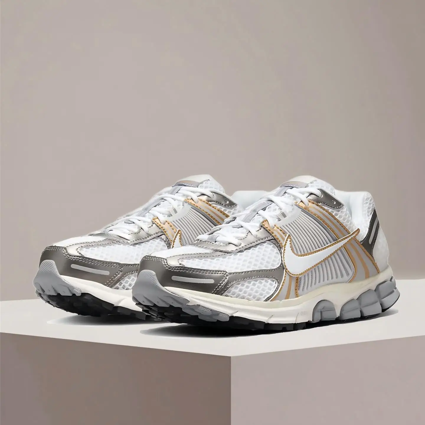 

Кроссовки Nike Zoom Vomero 5 Yankees, нескользящие и прочные, легкие, амортизирующие, стиль унисекс HJ7247-099