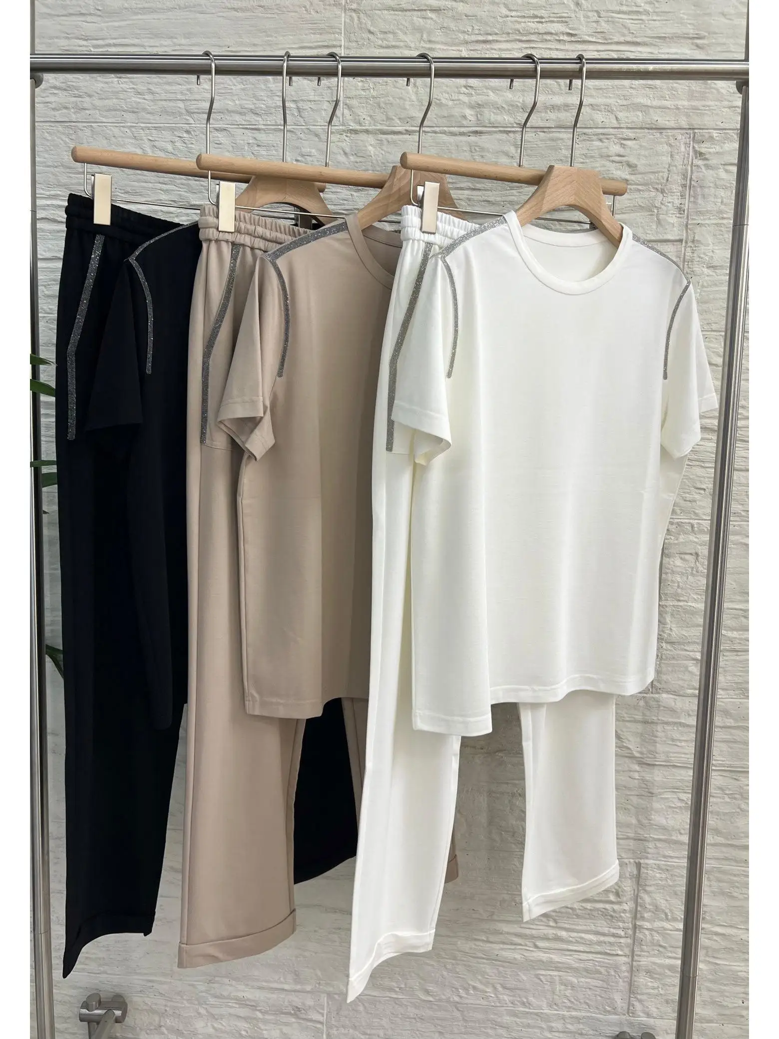 

Round neck cotton T-shirt casual pants two-piece set with shiny side stripes sporty and versatile