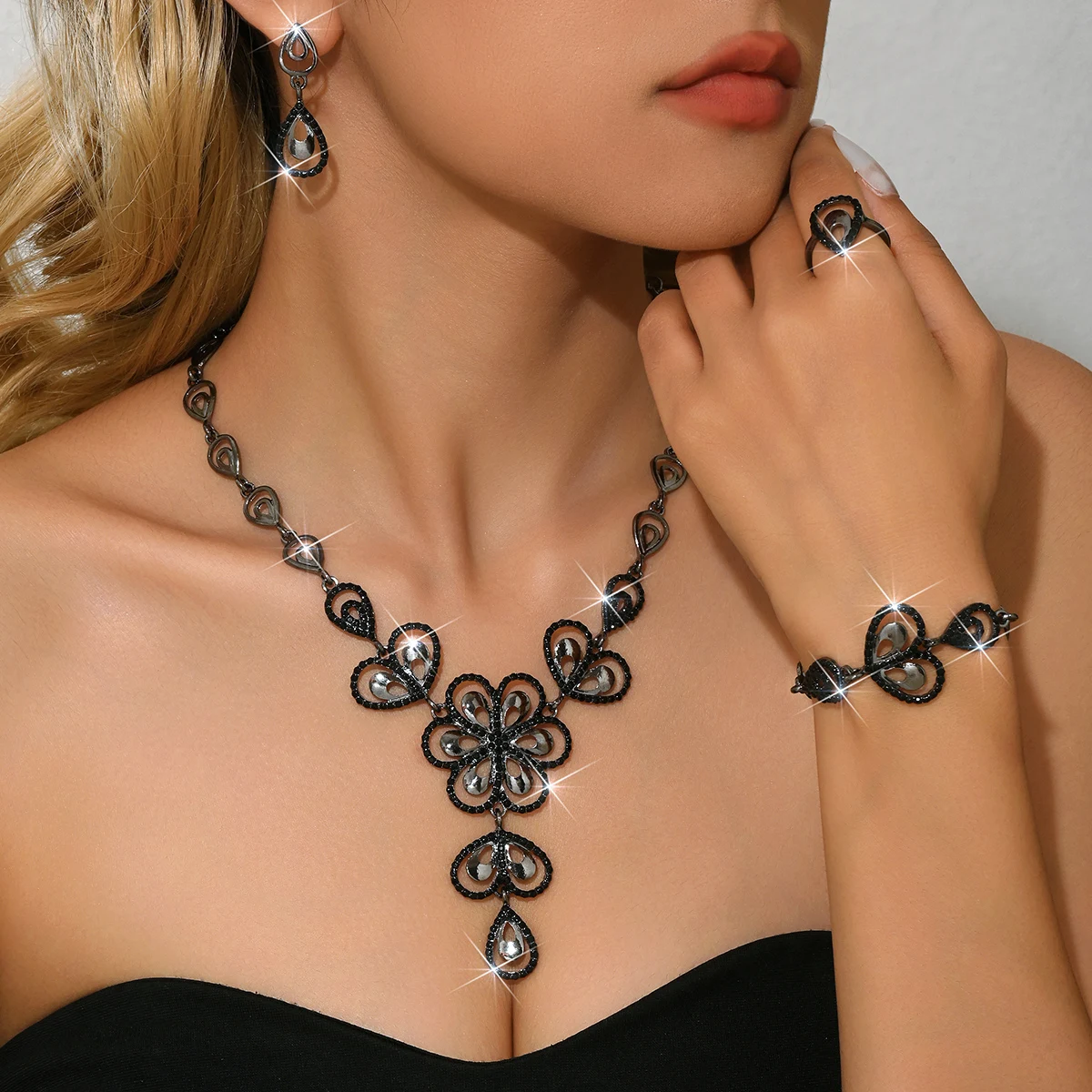 Nuovo set di quattro pezzi di collana di diamanti tempestati di fiori originali all'ingrosso di gioielli squisiti transfrontalieri per le donne